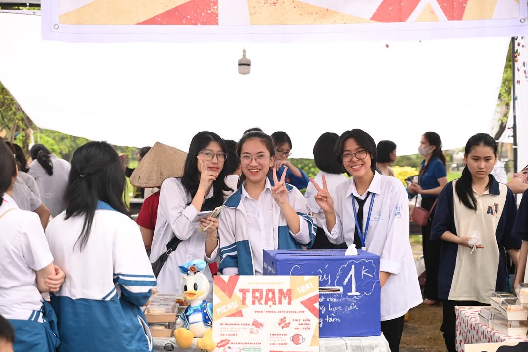 Có thể là hình ảnh về 9 người, mọi người đang đứng và ngoài trời